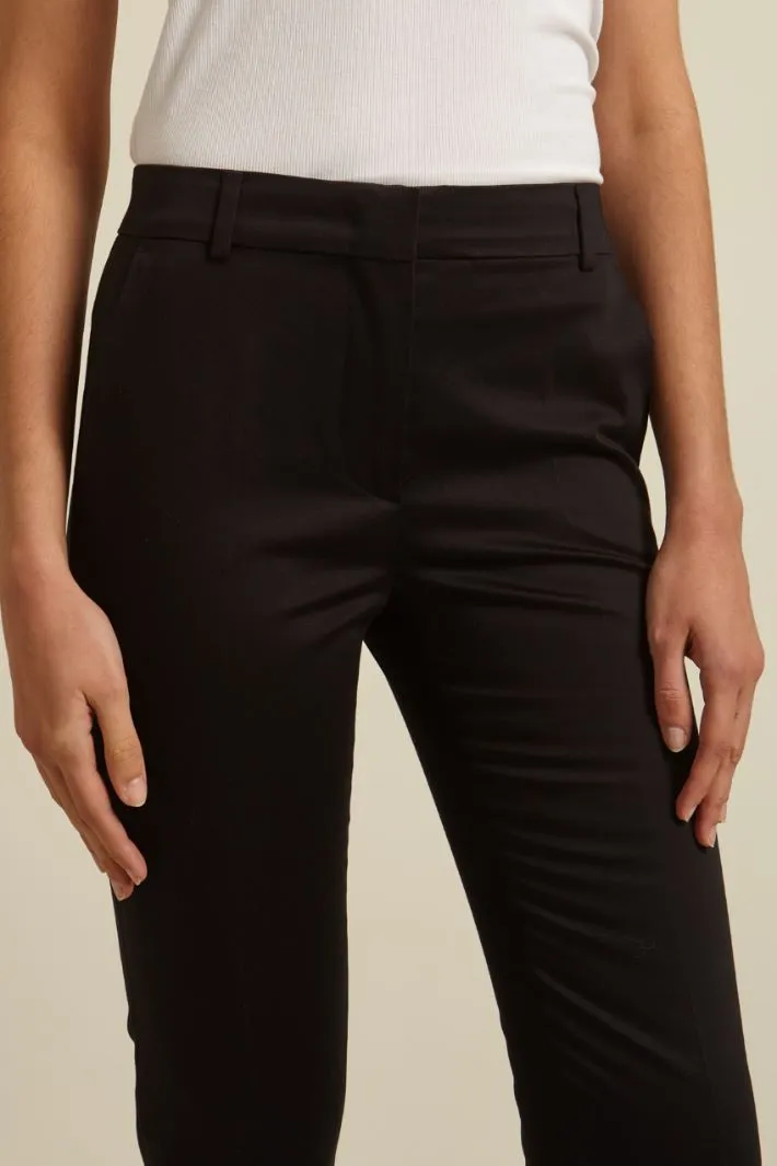 Pantaloni capri in raso di cotone